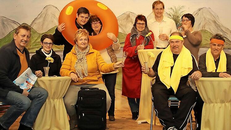 Die Theatergruppe Buch am Forst probt schon seit August für die zehn Theateraufführungen im Januar (von links): Michael Rädlein, Beatrice Köhler, Daniel Bauer, Regina Zipfel, Ute Mäusbacher, Gertrud Rädlein, Uwe Müller, Peter Dominik, Birgit Leicht und Karlheinz Knauer. Auf dem Bild fehlt Florian Walter.  Foto: Michael Stelzner