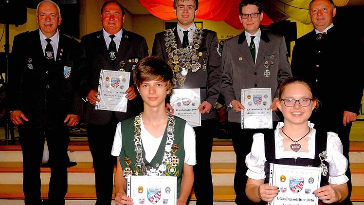 2. Gauschützenmeister Günter Schwage (Hinten v. l.) ehrte das neue Gau-Königshaus mit Herbert Schmid, Gau-Schützenkönig Jens Weigand und 1. Gauritter Michael Eusemann, und Landrat Thomas Bold gratuliert. Gau-Jugendschützenkönig Jonas Helferich (vorne) und 1. Gauritterin Alicia Böhm erhielten ebenfalls Urkunden. Foto: Gerd Schaar
