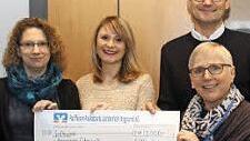 Alexandra Dinkel, Theresa Kern, Firmenchef Roland Kern und Irmgard Clausen (von links) bei der Spendenübergabe  Foto: M. Stelzner