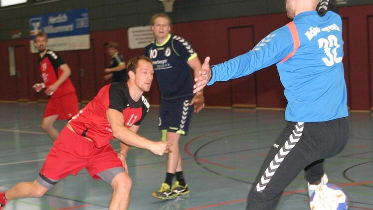 Der Eberner "Seppi" Weiß (links) unterstrich im letzten Heimspiel der Bezirksoberligasaison seine Torgefährlichkeit und traf neunmal. Hier setzt er den Ball "durch die Hosenträger" des Bayreuther Schlussmannes ins gegnerische Netz.