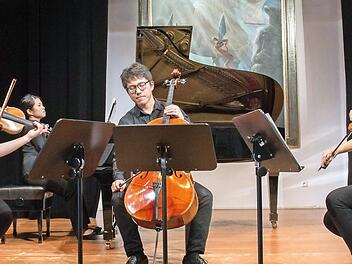 Katharina Schmitzer (Violine), Mika Yamamoto (Klavier), Yimeng Xi (Cello) und Paula Sedeño Moreno (Viola) beeindruckten beim Konzert für Senioren in der Stadthalle in Haßfurt. Foto: Ulrike Langer