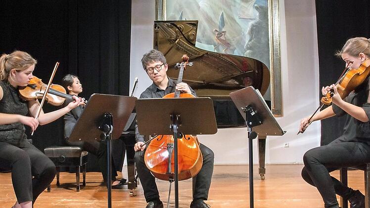 Katharina Schmitzer (Violine), Mika Yamamoto (Klavier), Yimeng Xi (Cello) und Paula Sedeño Moreno (Viola) beeindruckten beim Konzert für Senioren in der Stadthalle in Haßfurt. Foto: Ulrike Langer