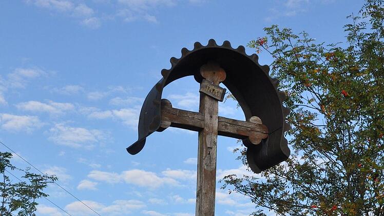 Das Holzkreuz in Richtung Thundorf. Der Korpus wird restauriert.