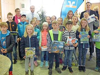 Vorstandsmitglied Andreas Rittmayer (hinten rechts) übergab die Preise. Foto: privat