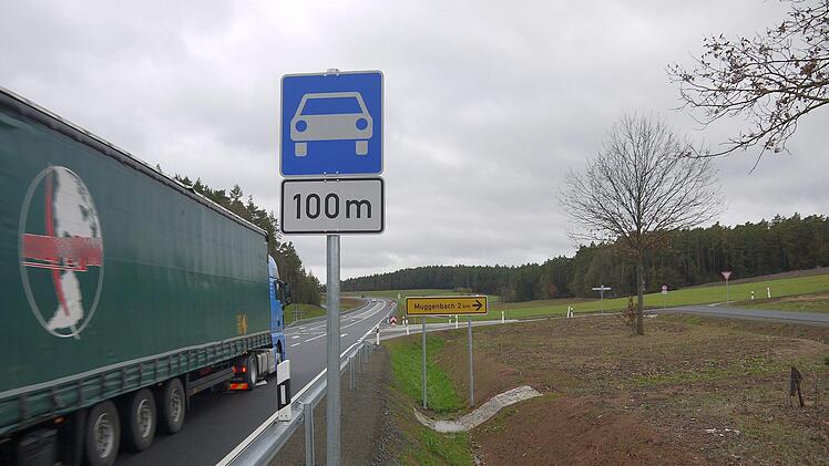Lastwagen ja, Traktoren nein:  Landwirtschaftliche Fahrzeuge müssen  die Bundesstraße 303 bei der Muggenbacher Abzweigung verlassen und über  Begleitwege weiter bis nach Oberelldorf fahren.