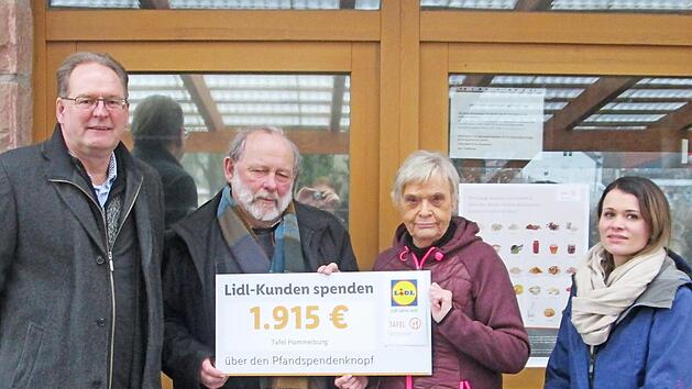 Lidl-Regionalbeauftragter Uwe Schmidt (links) und die stellvertretende Geschäftsführerin der Hammelburger Filiale, Inka Wiesler (rechts), übergaben den Spendenscheck an Werner Bergmann und Luise Smolik (Mitte). Foto: Winfried Ehling