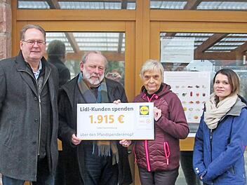 Lidl-Regionalbeauftragter Uwe Schmidt (links) und die stellvertretende Geschäftsführerin der Hammelburger Filiale, Inka Wiesler (rechts), übergaben den Spendenscheck an Werner Bergmann und Luise Smolik (Mitte). Foto: Winfried Ehling