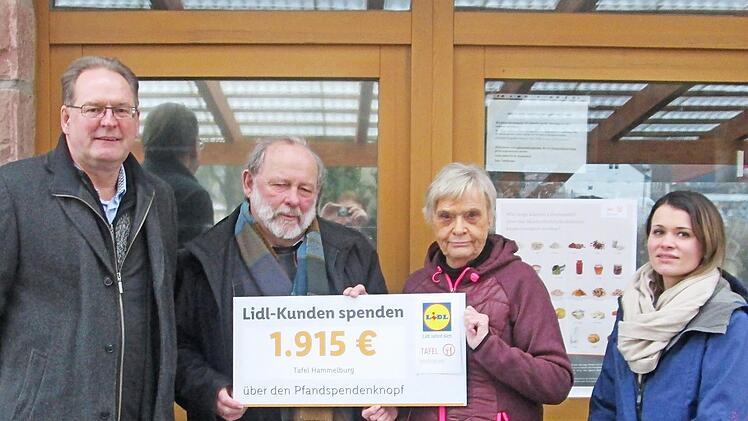 Lidl-Regionalbeauftragter Uwe Schmidt (links) und die stellvertretende Geschäftsführerin der Hammelburger Filiale, Inka Wiesler (rechts), übergaben den Spendenscheck an Werner Bergmann und Luise Smolik (Mitte). Foto: Winfried Ehling