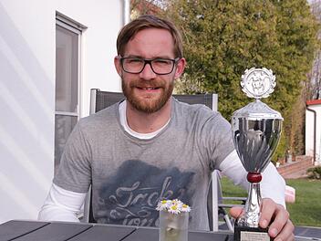 F&uuml;r Timm Manger - hier mit einem Torj&auml;gerpokal von 2003 - sind Fu&szlig;ball und Familie wichtig. Foto: S. Standke