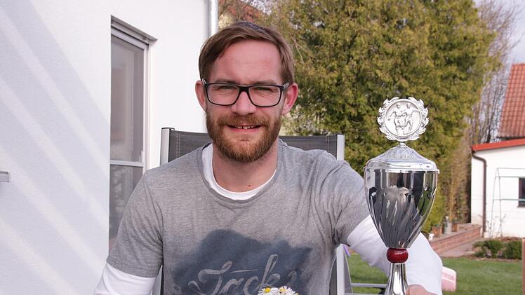 F&uuml;r Timm Manger - hier mit einem Torj&auml;gerpokal von 2003 - sind Fu&szlig;ball und Familie wichtig. Foto: S. Standke