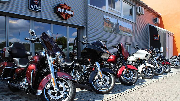 Bertl's Harley Davidson steht in Unterhaid Im Maintal 9.