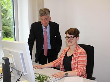 Projektmanagerin Lisa Graskamp und  Bertram Eidel, Leiter des Bereichs Umwelt bei der Regierung von Unterfranken, testen den Internetauftritt zur Onlinebefragung. Johannes Hardenacke