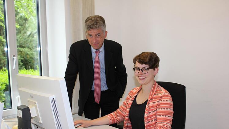 Projektmanagerin Lisa Graskamp und  Bertram Eidel, Leiter des Bereichs Umwelt bei der Regierung von Unterfranken, testen den Internetauftritt zur Onlinebefragung. Johannes Hardenacke