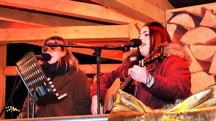 Das "Anna & Carla-Gesangsduo" sorgte Weihnachtsliedern f&uuml;r den musikalischen Rahmen. Foto: Sandra Hackenberg