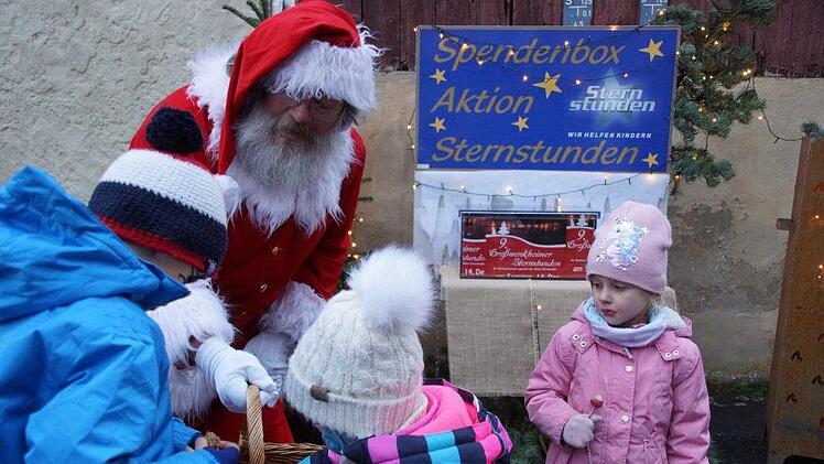 Auch der Weihnachtsmann (Norbert Reinhard) erfreute vor allem die jüngsten Gäste mit kleinen Geschenken. Anton Then