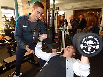 Richard Schulz unterstützt Kirstin Gundel beim Hanteltraining, die  bei den Erlanger Rebels in der  Damen-Bundesliga American  Football spielt. Sie habe schon 15 Kilo abgenommen, sagt Kirstin Gundel.  Foto: Thomas Weichert