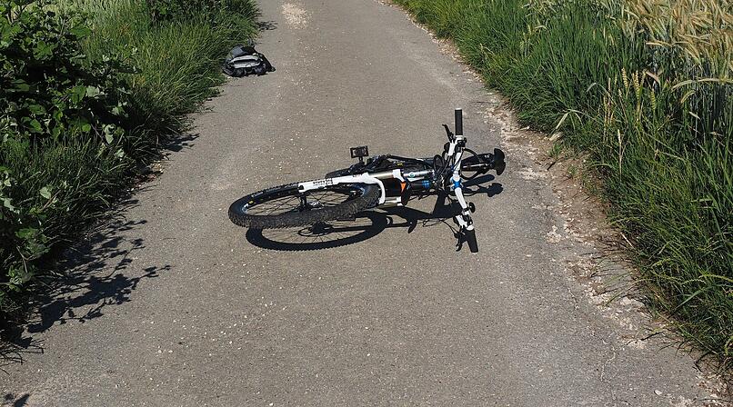 Radunfall im Kreis Lichtenfels: Mann (34) schwer verletzt - Rennradfahrer rast davon