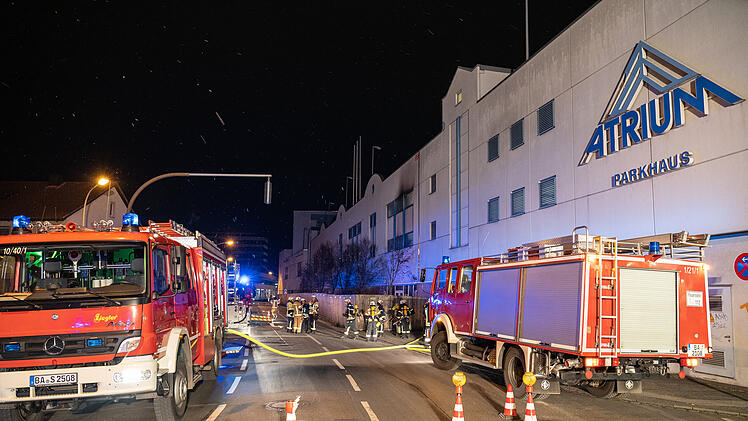Bamberg: Auto brennt im Atrium aus