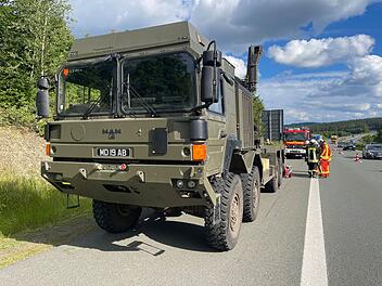 Reifen an britischem Militärfahrzeug zu stark erhitzt: Kurze Pause auf der A93 Reifen an britischem Militärfahrzeug zu stark erhitzt: Kurze Pause auf der A93