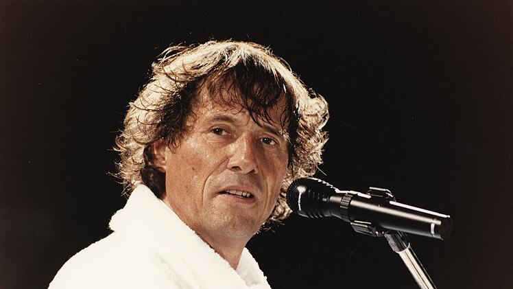 Zugabe im Bademantel: Udo J&uuml;rgens gab alles f&uuml;r sein Publikum, hier 1992.