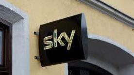 Hinweis auf Sky-Fernsehübertragung an einer Gastwirtschaft.