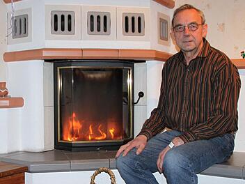 Daheim ist es am schönsten: Herbert Leibold macht es sich am Kamin gemütlich und legt ab und an mal ein Holzscheit nach. Foto: Ulrike Müller