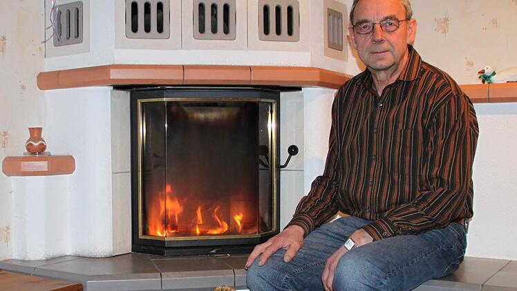 Daheim ist es am schönsten: Herbert Leibold macht es sich am Kamin gemütlich und legt ab und an mal ein Holzscheit nach. Foto: Ulrike Müller