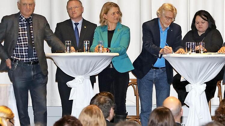 Neun politische Gruppierungen, neun Kandidaten (von links): Dieter Weinsheimer (FW), Martin Pöhner (FDP), Ursula Sowa (GAL), Helmut Müller (CSU), Anette Göpel (BALI), Norbert Tscherner (BBB), Daniela Reinfelder (BUB), Heinz Kuntke (SPD) und Michael Bosch (BR) diskutieren über Konversion, Bahnausbau, Wohnungsmarkt und mehr. Fotos: Matthias Hoch