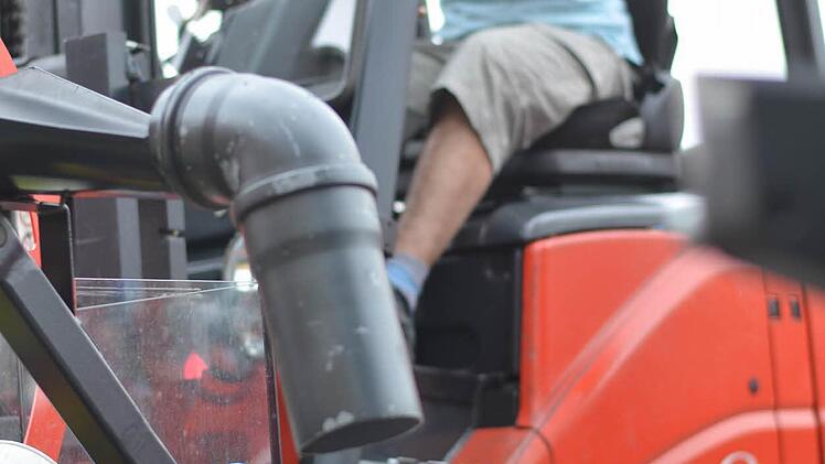 Geschicklichkeit ist beim Stapler-Cup in Nürnberg gefragt. Frankens Gabelstaplerfahrer haben sich am Wochenende zum Wettkampf getroffen. Foto: Nikolas Pelke