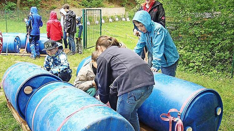 Wie man ein Floß baut, auch das konnte man bei der Kinderakademie schon lernen.  Foto: kja