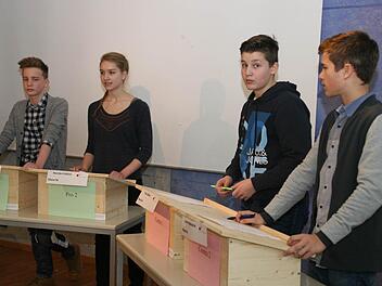Die Debattierenden (von links): Yannick Hupfer, Henrike Fröhlich, Paul Völlner und Daniel Woloschin. Foto: Sylvia Hubele