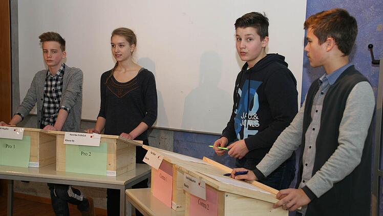 Die Debattierenden (von links): Yannick Hupfer, Henrike Fröhlich, Paul Völlner und Daniel Woloschin. Foto: Sylvia Hubele