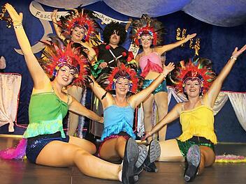 Dieses war sein der letzte Tanz von Jens-Peter Scholz mit den Schickendales. Und die Mit-Tänzerinnen beweinen den Abschied tränenreich. Foto: Bettina Knauth