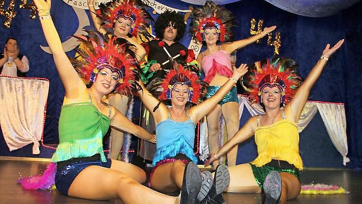 Dieses war sein der letzte Tanz von Jens-Peter Scholz mit den Schickendales. Und die Mit-Tänzerinnen beweinen den Abschied tränenreich. Foto: Bettina Knauth