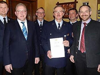 Henry H&ouml;hn (Dritter von rechts) wurde das staatliche Ehrenzeichen in Gold verliehen. Es gratulierten (von links) Kreisbrandmeister Thomas Hoffmann, B&uuml;rgermeister Harald H&uuml;bner, Vorsitzender Wolfgang Gr&ouml;&szlig;l, Kommandant Joachim H&uuml;bner und stellvertretender Landrat J&ouml;rg Kunstmann. Foto: Horst Wunner