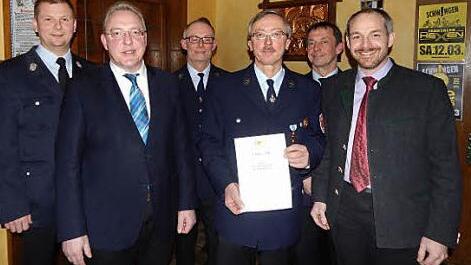 Henry Höhn (Dritter von rechts) wurde das staatliche Ehrenzeichen in Gold verliehen. Es gratulierten (von links) Kreisbrandmeister Thomas Hoffmann, Bürgermeister Harald Hübner, Vorsitzender Wolfgang Größl, Kommandant Joachim Hübner und stellvertretender Landrat Jörg Kunstmann. Foto: Horst Wunner