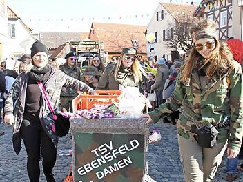 Neben Motivwägen waren auch zahlreiche Fußgruppen zu sehen.