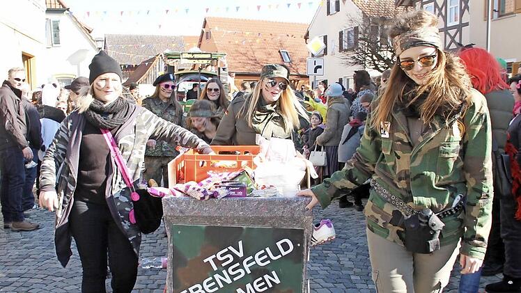 Neben Motivwägen waren auch zahlreiche Fußgruppen zu sehen.