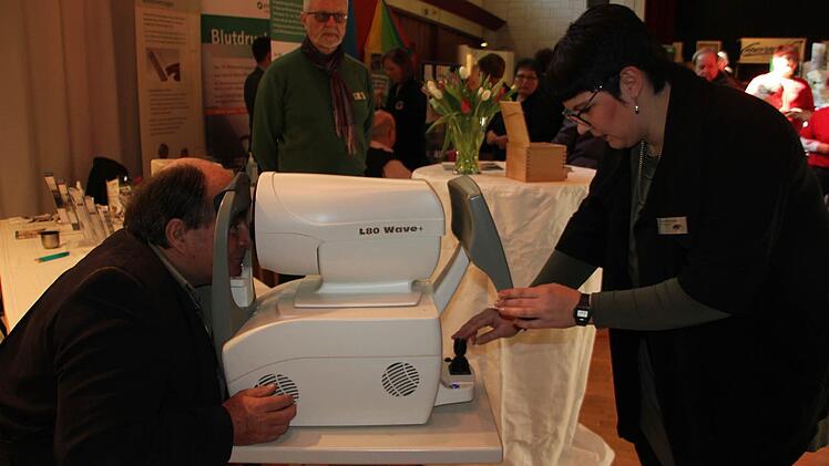 Nadja Weinmann von OptikLindlein beim Augentest bei HermannFeuerpfeil.Foto: Veronika Schadeck