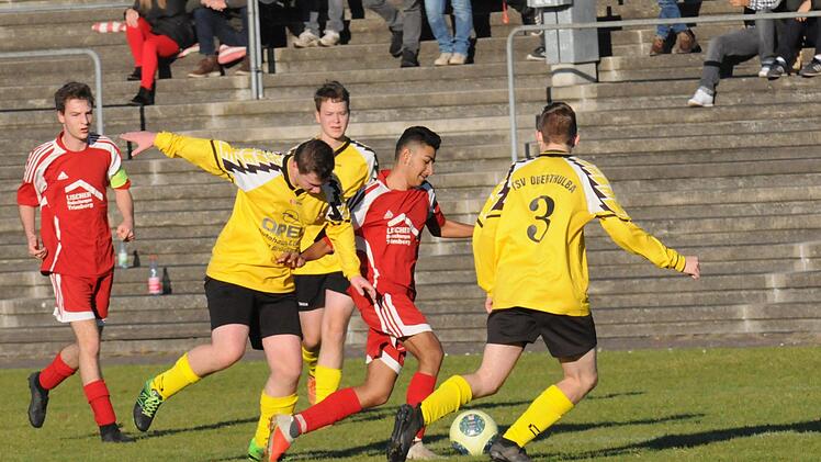 Für sieben von neun Toren für die SG Elfershausen sorgten der fünfmal erfolgreiche Spielführer Jonas Wahler (links) und Doppeltorschütze Ahamad Irshad Rahimi, der hier gleich drei Spieler der SG Frankenbrunn beschäftigt.ssp