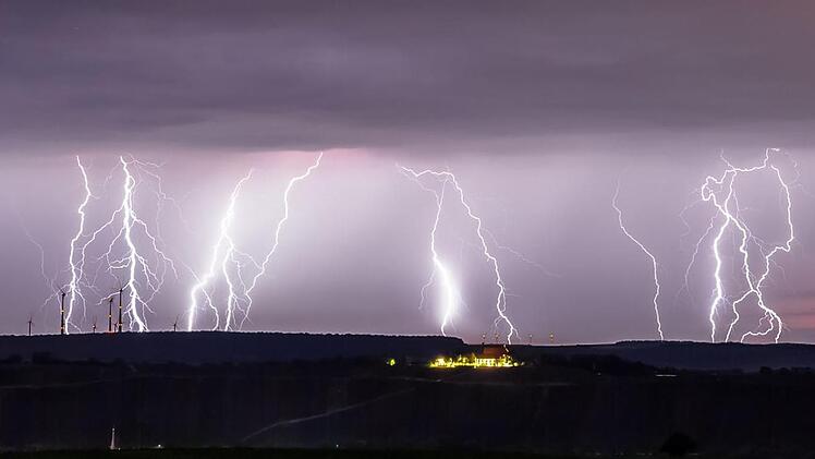 Im Juli 2017 ging dieses gewaltige Gewitter über Franken nieder.  Florian Bleymann fotografierte die Blitze vom "Kreuzberg" bei Nordheim/Main aus. as Bild entstand aus vier Einzelfotos mit je 30 Sekunden Belichtungszeit.Bleymann