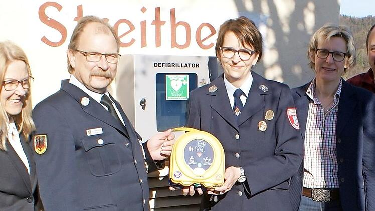 Am Feuerwehrgerätehaus wird der Defibrillator angebracht. Foto: hl