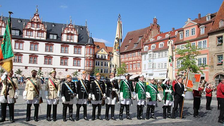 Eröffnung des Pfingstkongresses: Aufzug auf dem Marktplatz. Foto: Simone Bastian