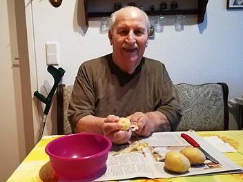 Hans Meier beim Kartoffelschälen Foto: Petra Malbrich