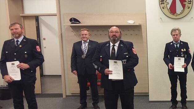 Die Staatliche Feuerwehrehrung  des Marktes Ma&szlig;bach: (von links) Michael Seufert, B&uuml;rgermeister Matthias Klement, Matthias Hahn, Klaus Sch&ouml;ller.  Foto: Volker R&ouml;der