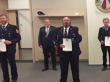 Die Staatliche Feuerwehrehrung  des Marktes Maßbach: (von links) Michael Seufert, Bürgermeister Matthias Klement, Matthias Hahn, Klaus Schöller.  Foto: Volker Röder