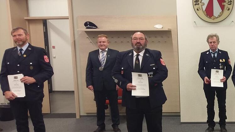Die Staatliche Feuerwehrehrung  des Marktes Maßbach: (von links) Michael Seufert, Bürgermeister Matthias Klement, Matthias Hahn, Klaus Schöller.  Foto: Volker Röder