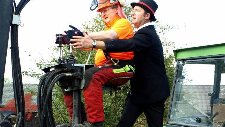 Wie ein Profi hantiert Pater Jan Poja an den Hebeln des Greifers. Sein Adjutant Georg Gareis gibt Tipps. Fotos: Susanne Deuerling