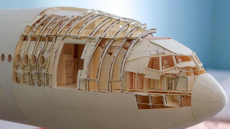 Originalgetreu bis ins Detail baut Luca Iaconi-Stewart aus Kalifornien, USA, eine Boeing 777 aus Papier nach. Foto: Luca Iaconi-Stewart/dpaOriginalgetreu bis ins Detail baut Luca Iaconi-Stewart aus Kalifornien, USA, eine Boeing 777 aus Papier nach. Foto: Luca Iaconi-Stewart/dpa