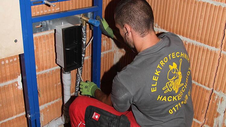 Jan Susanka führt die Elektroinstallationen durch.